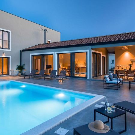 Villa & Jardin - Luxury Villa With Swimming Pool Vrh  エクステリア 写真