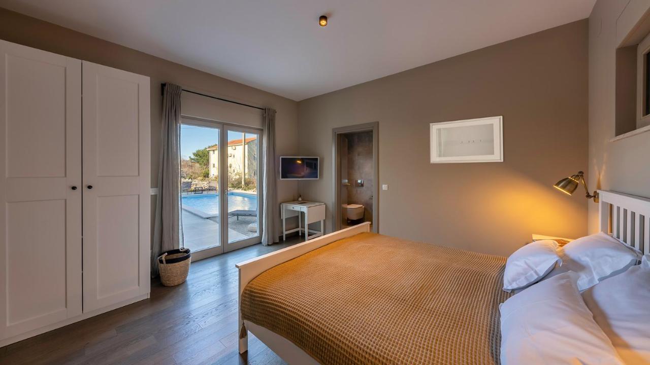 Villa & Jardin - Luxury Villa With Swimming Pool Vrh  エクステリア 写真