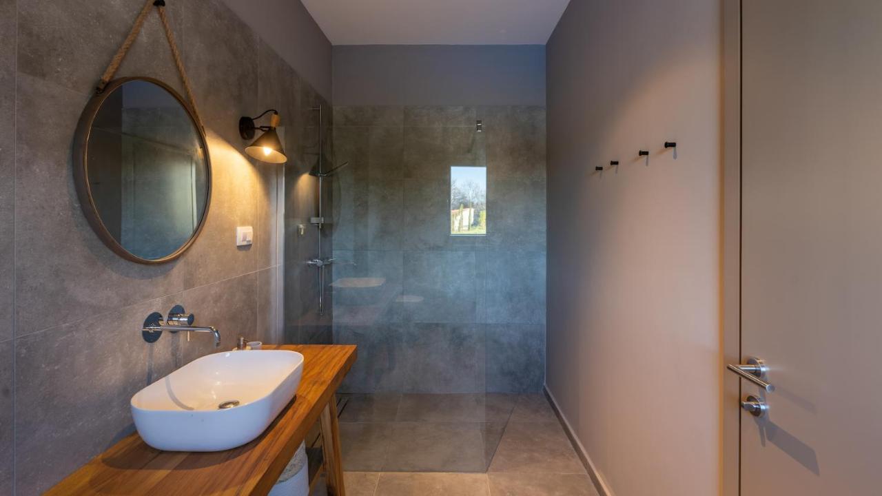 Villa & Jardin - Luxury Villa With Swimming Pool Vrh  エクステリア 写真