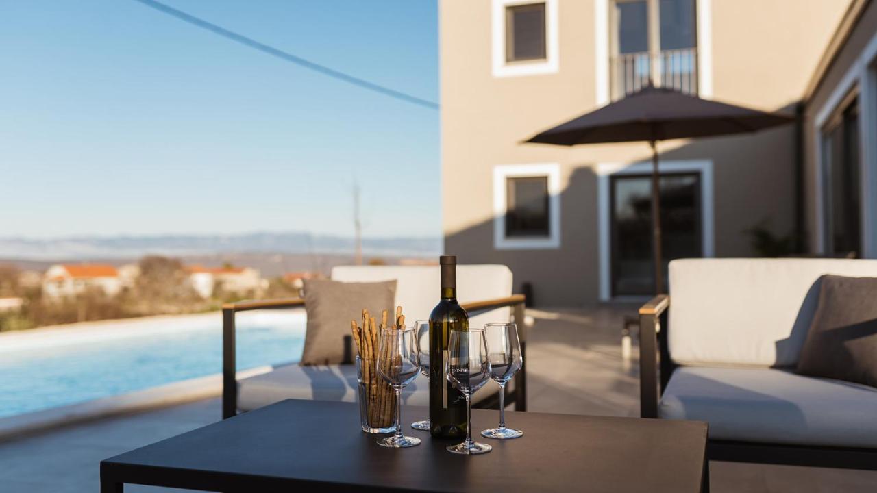 Villa & Jardin - Luxury Villa With Swimming Pool Vrh  エクステリア 写真